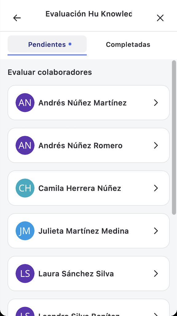 Listado de colaboradores pendientes de evaluar en la app, con pestañas Pendientes y Completadas