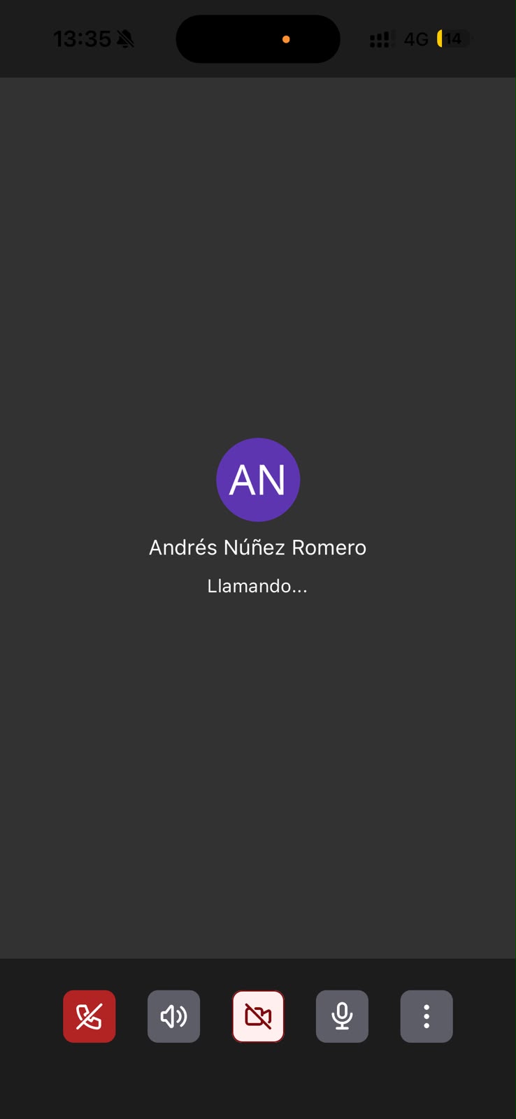 Pantalla de llamada saliente en la app mobile, con el texto Llamando y los controles de colgar, altavoz, cámara, micrófono y más opciones